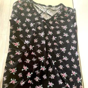 ⭐️5/$25 Woman’s size Large Joe Boxer Vneck black & pink floral Tshirt